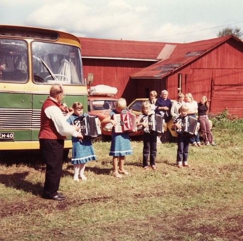 Jämsänkosken Pikkupelimannit vanhassa kuvassa linja-auton vierellä.