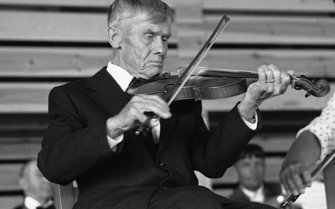 Mestaripelimanni Kustaa Järvinen soittaa viulua keskittyneesti Kaustisella vuonna 19745