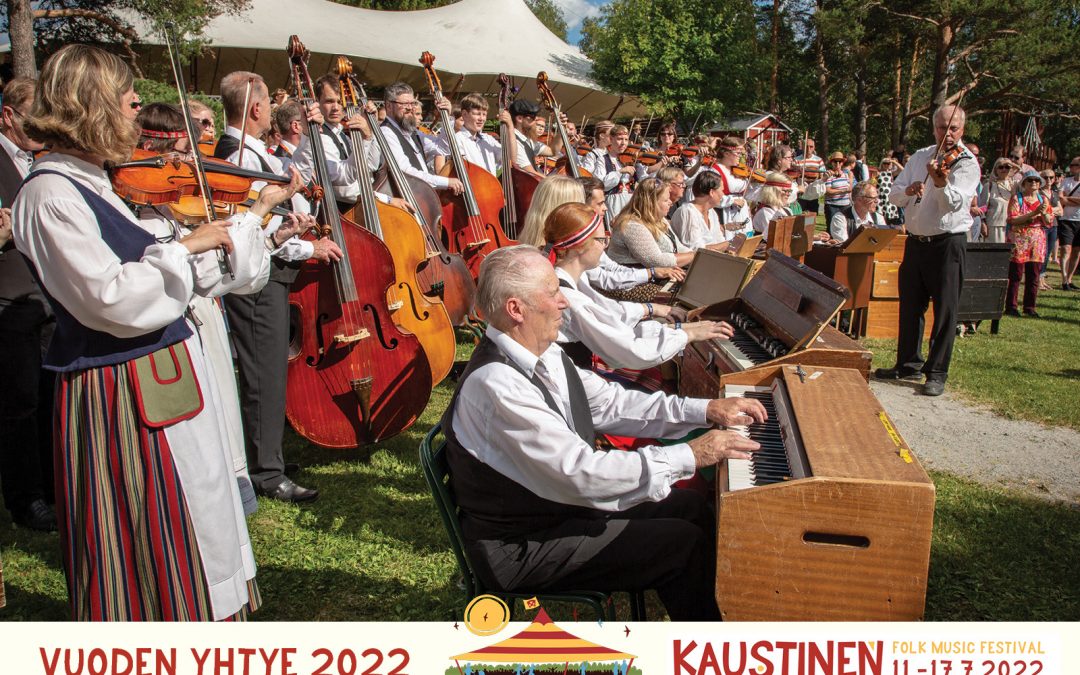 Kuva Kaustisen kansanmusiikkijuhlien avajaissoitosta, jossa on paljon kaustislaisia pelimanneja soittamassa.