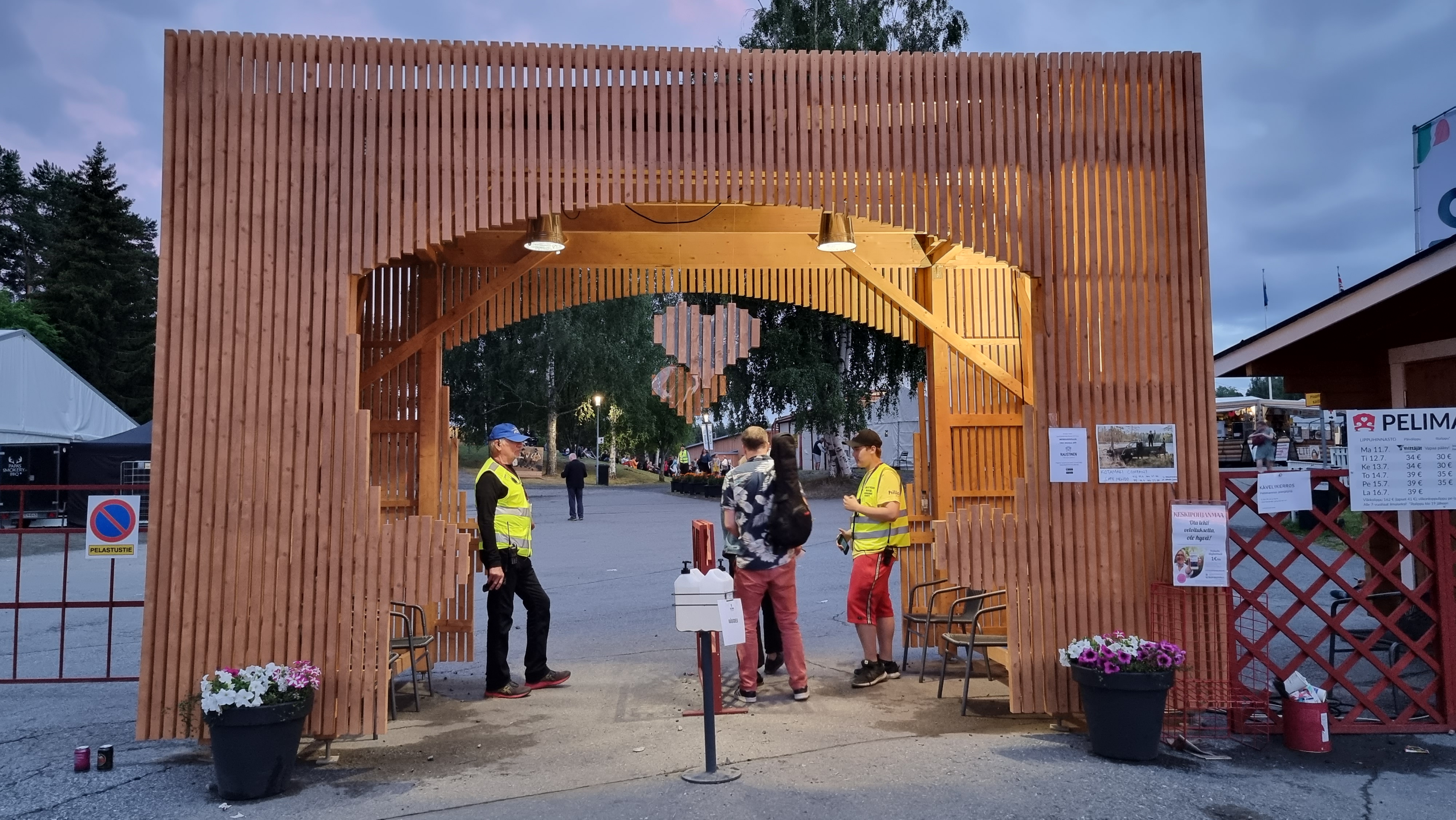t-m-on-semmoinen-the-place-to-be-nauraa-aija-salo-ja-pakkaa
