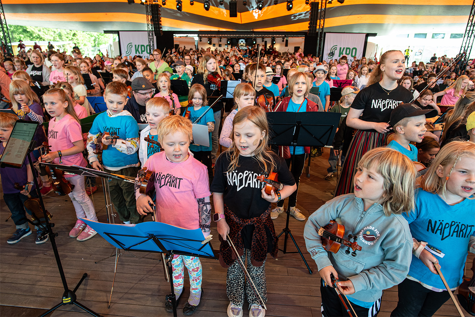 Suuri joukko lapsia esiintymässä.