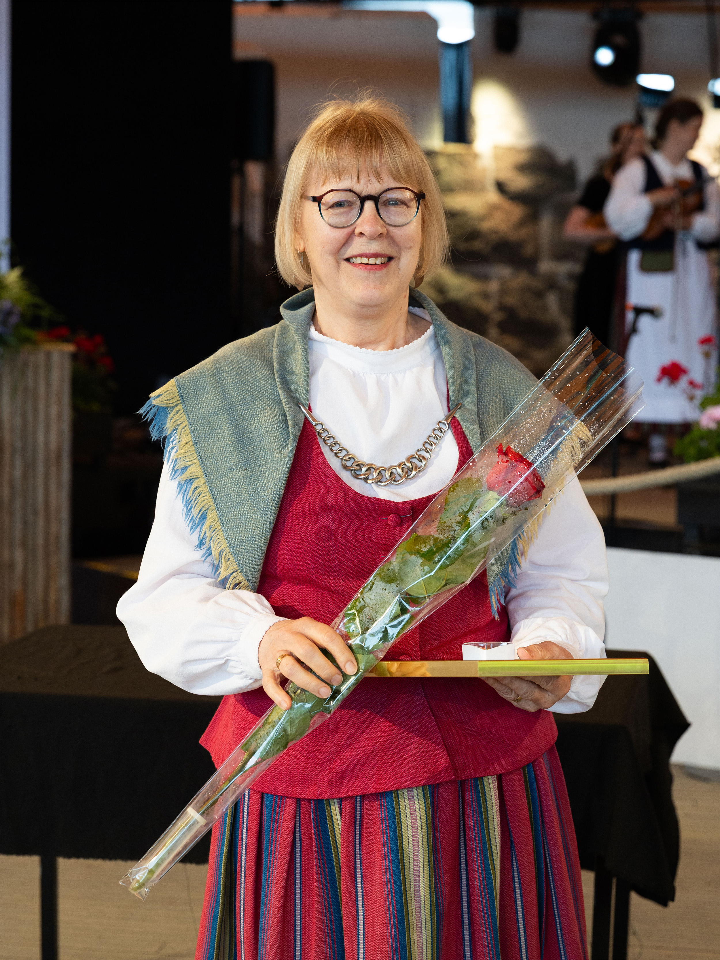 Liisa Kupiainen Mestaripelimannit 2500 kuvaaja_Tiiu Hyyryläinen Kaksi kuvaa yhdistettynä, vasemmalla pehmoaino, oikealla Hanna Ryynänen