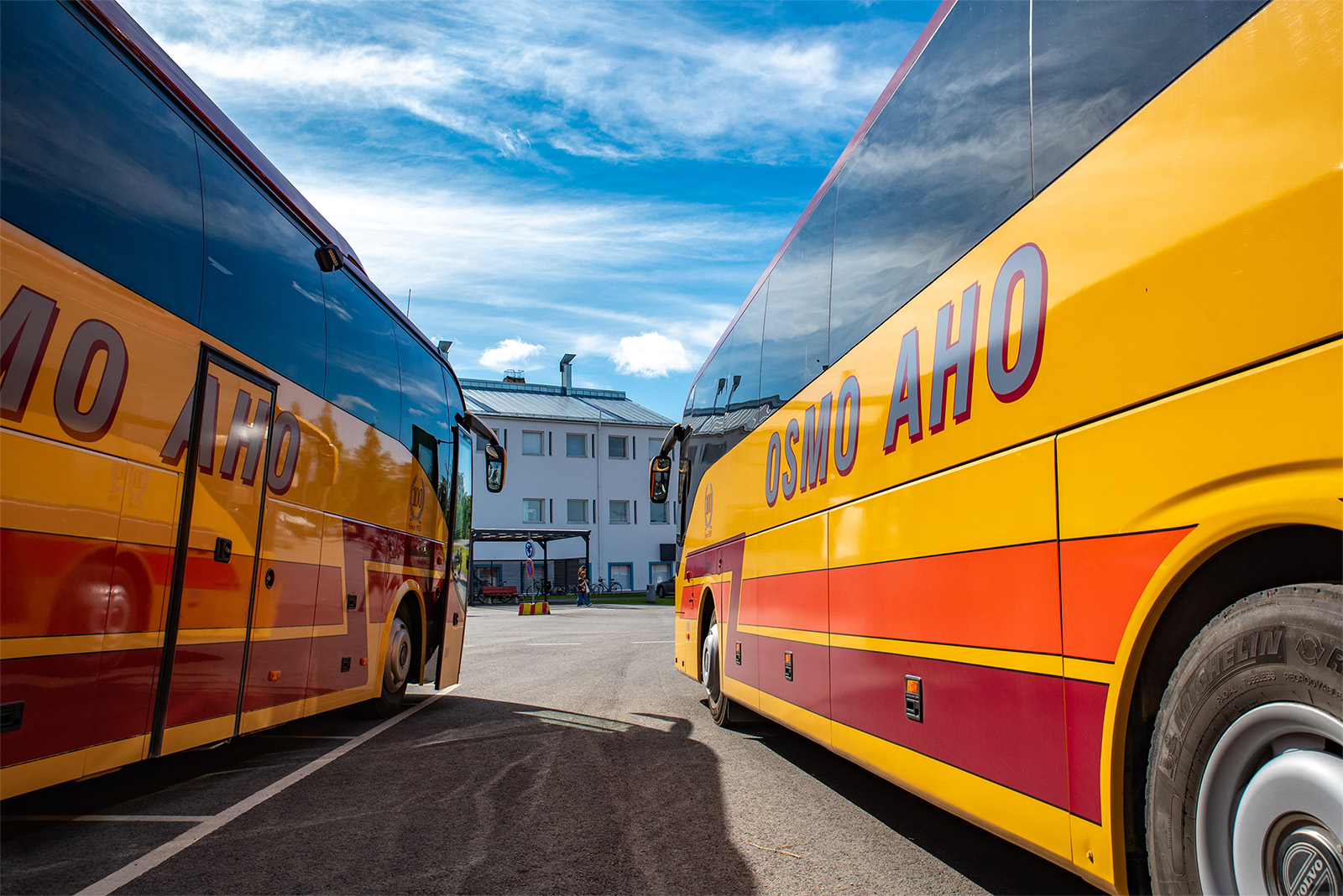 Kuva kahden bussin välistä, kyljet näkyvät