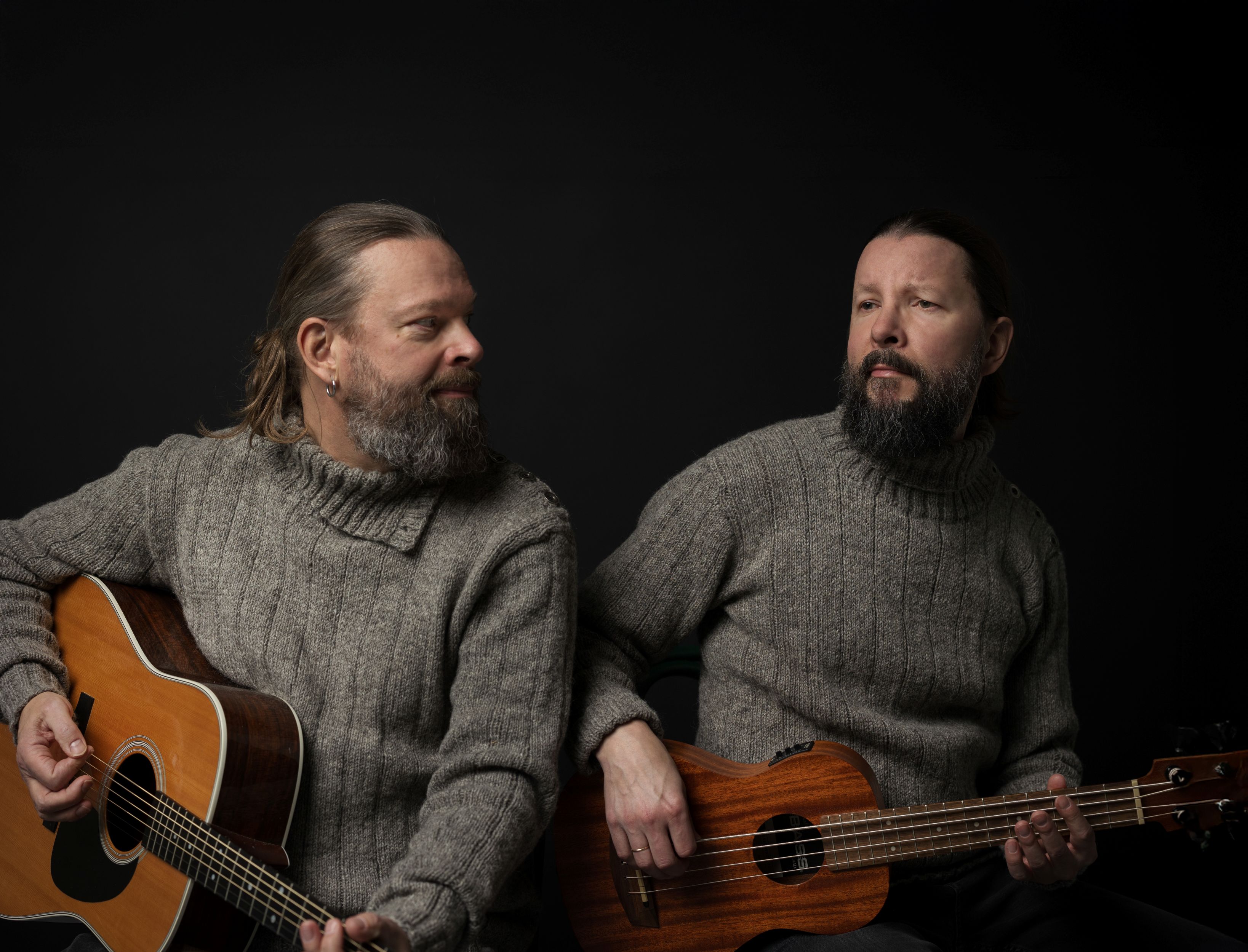 Vuoden yhtye 2023 Ääniteatteri Iki-Turson kaksi jäsentä Juha Valkeapää ja Outi Pulkkinen laulavat toisiaan suohon ja ryhmän muut jäsenet kannustaa näiden kahden kilpalaulajan takana.