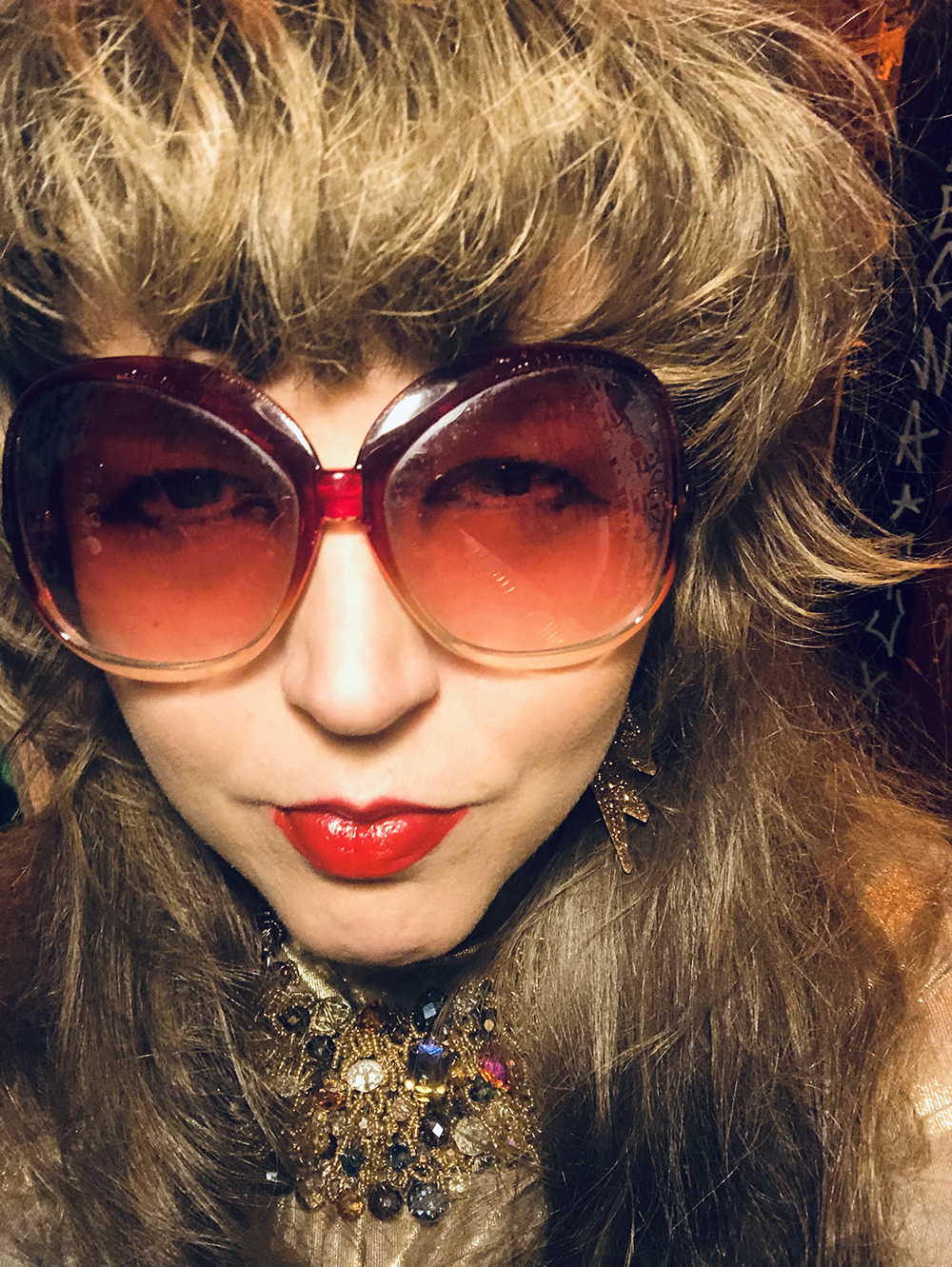 Suuri joukko lapsia esiintymässä.