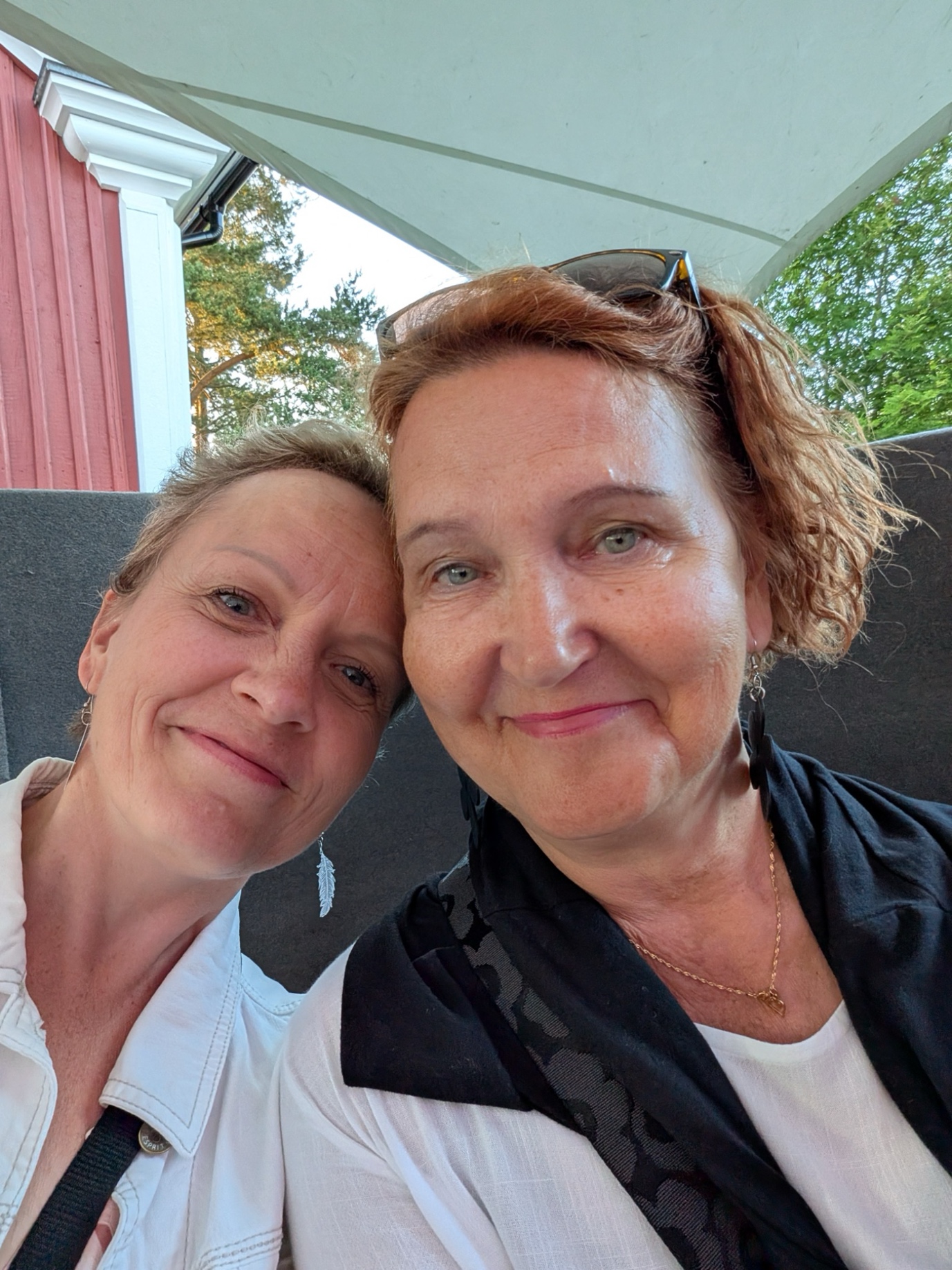 Onneksi pyysitte minua ja Jukka-Pekkaa mukaan!” Marjo (vas.) totesi Merjalle, joka oli käynyt miehensä Ossin kanssa Kaustisen festareilla viimeksi vuosia sitten.