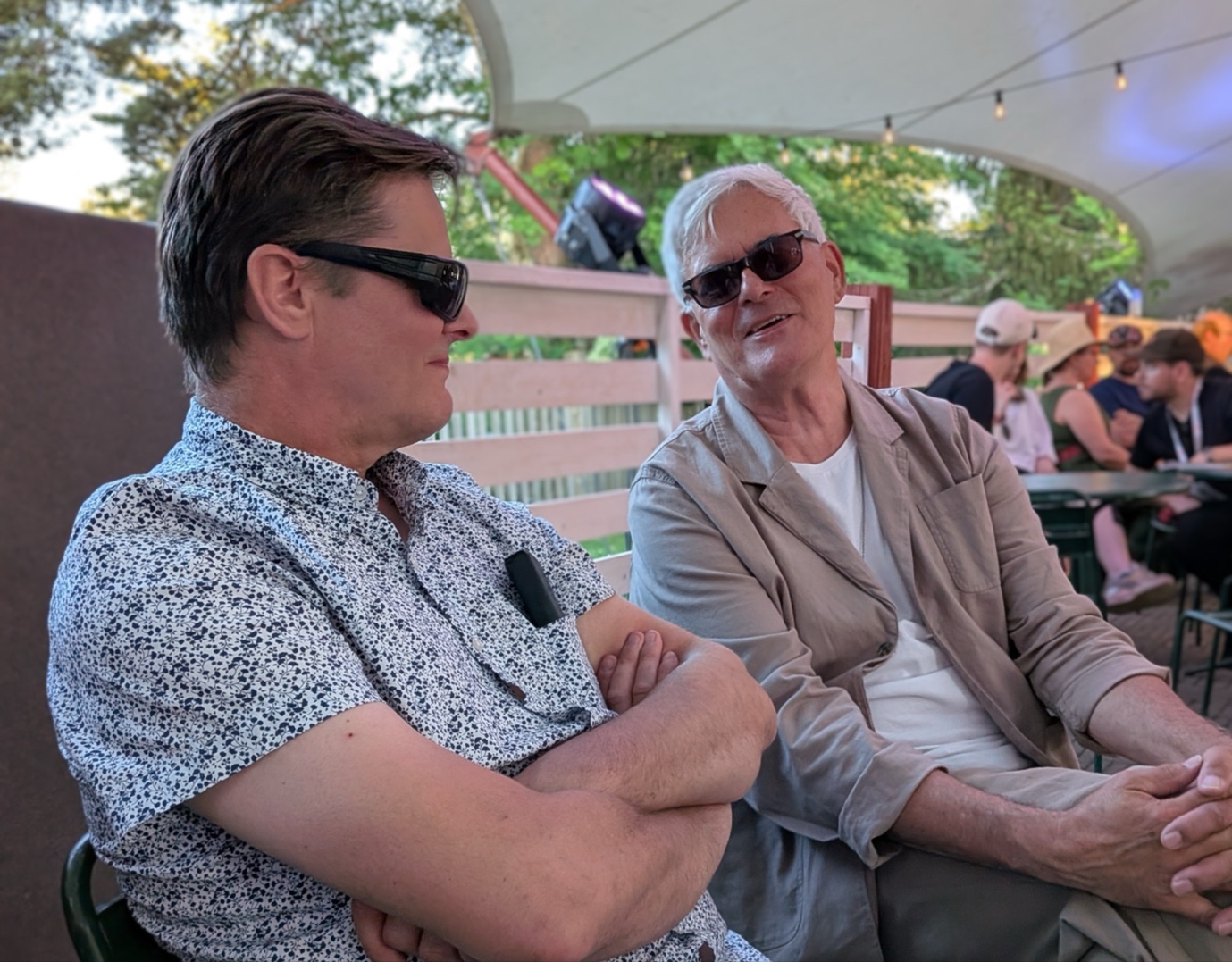 Jukka-Pekka (vas.) ja Ossi viihtyivät festarihumussa.