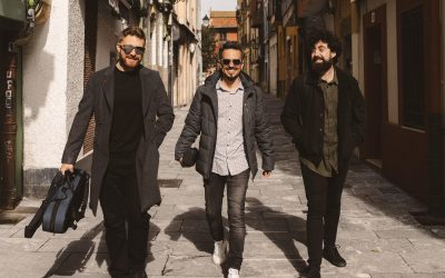 Kaustinen yllättää ilmakitaransoitolla ja unisex-asuilla,Takatukka raikaa areenakonsertissa lauantaiyönä