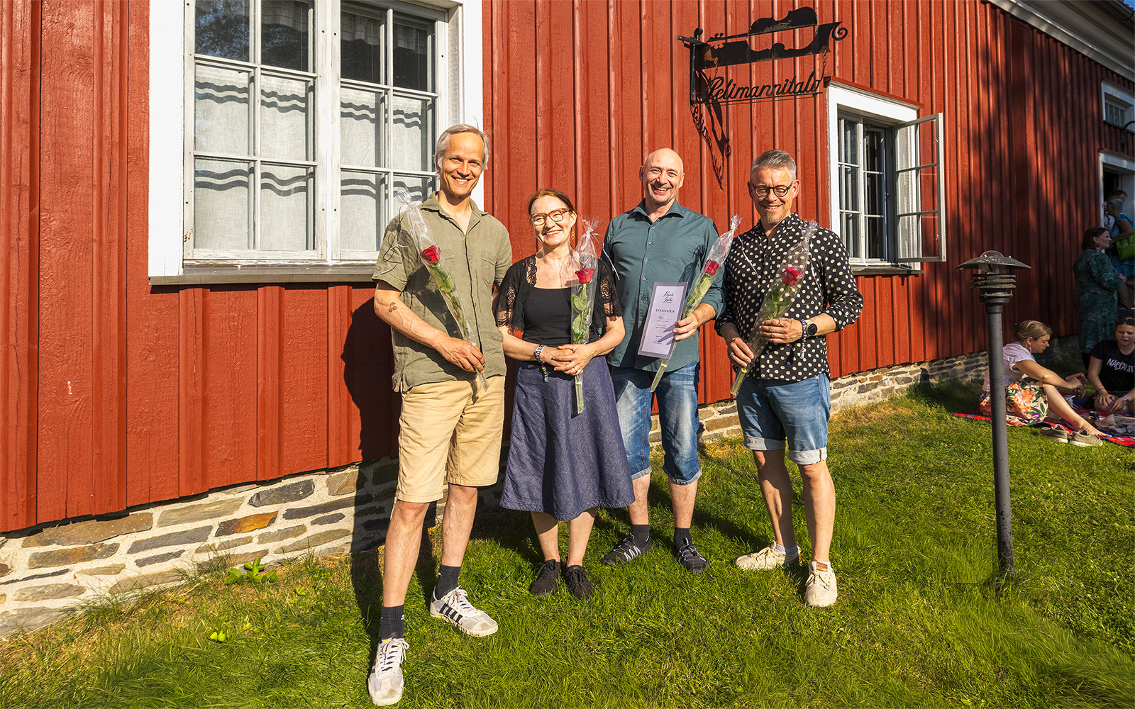 Freija-yhtyeen jäsenet voittajien ryhmäkuvassa ulkona.