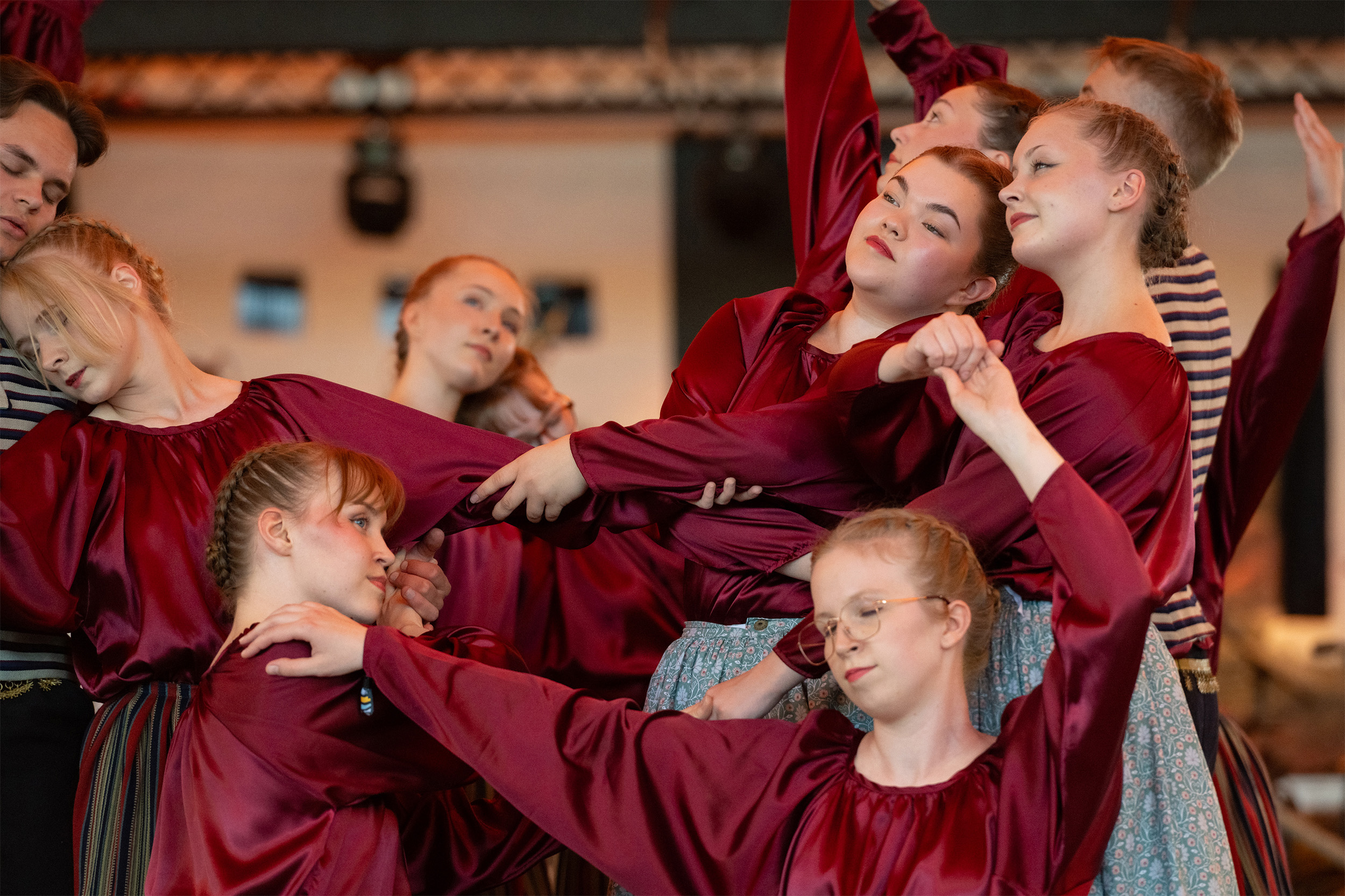ottoset_by_krista-jarvela_kaustinenfmf Kuusi tanssia pysähtyneenä muodostelmaan.